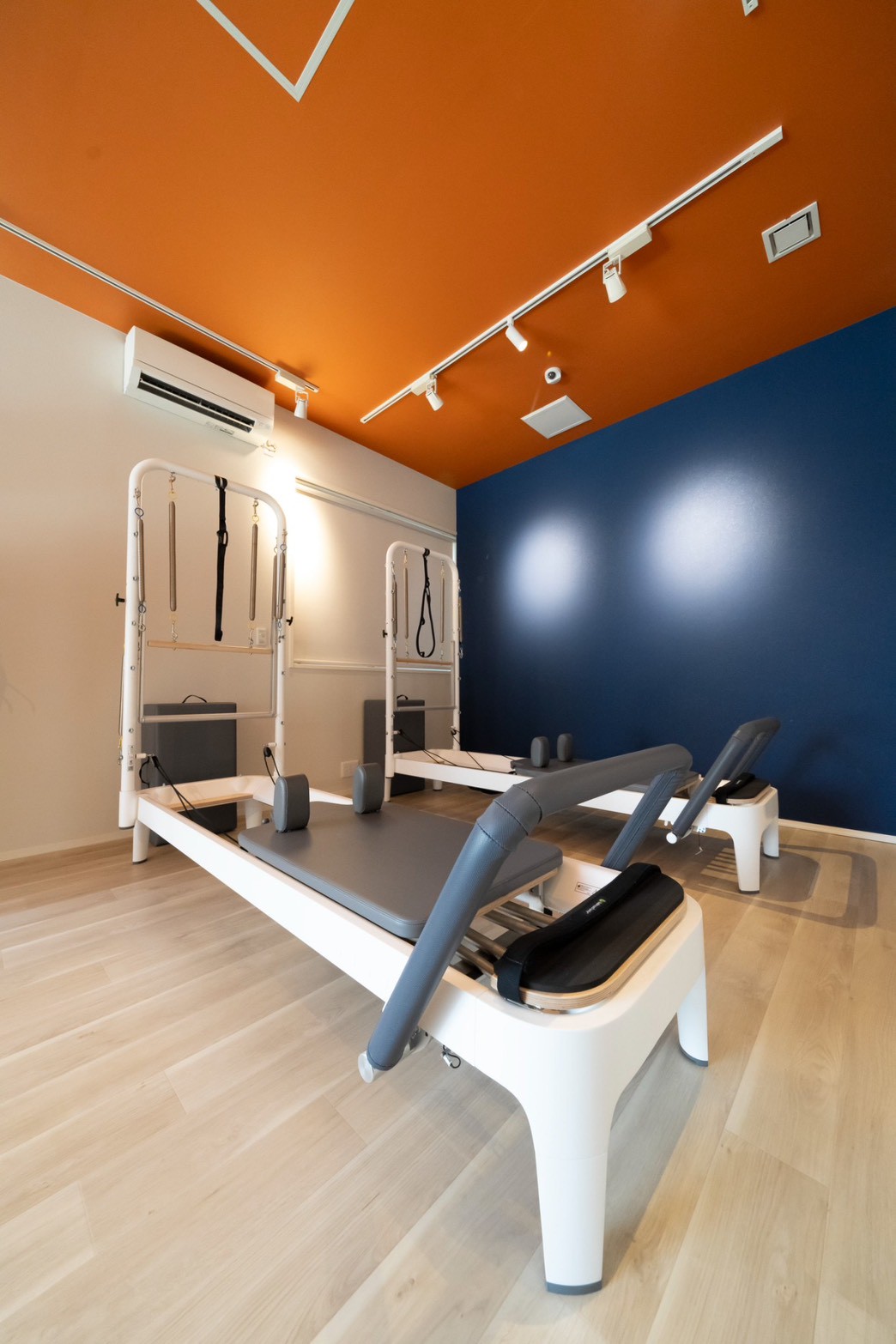 スタジオ内観（リフォーマー複数台）